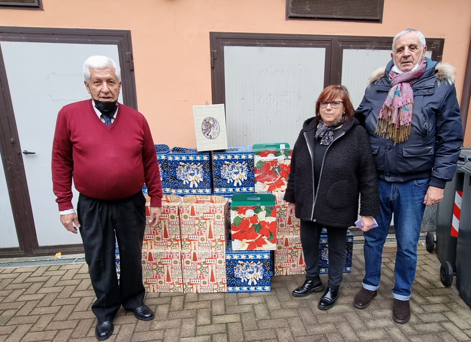 I lavoratori dell’Acos donano i pacchi aziendali alla San Vincenzo, ma uno lo regalano al sindaco