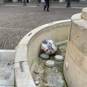 L’apoteosi della maleducazione: rifiuti nella fontana di Piazza Dellepiane