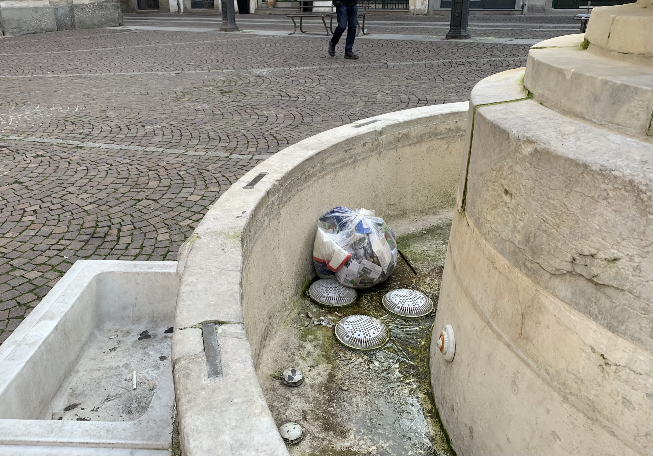 L’apoteosi della maleducazione: rifiuti nella fontana di Piazza Dellepiane