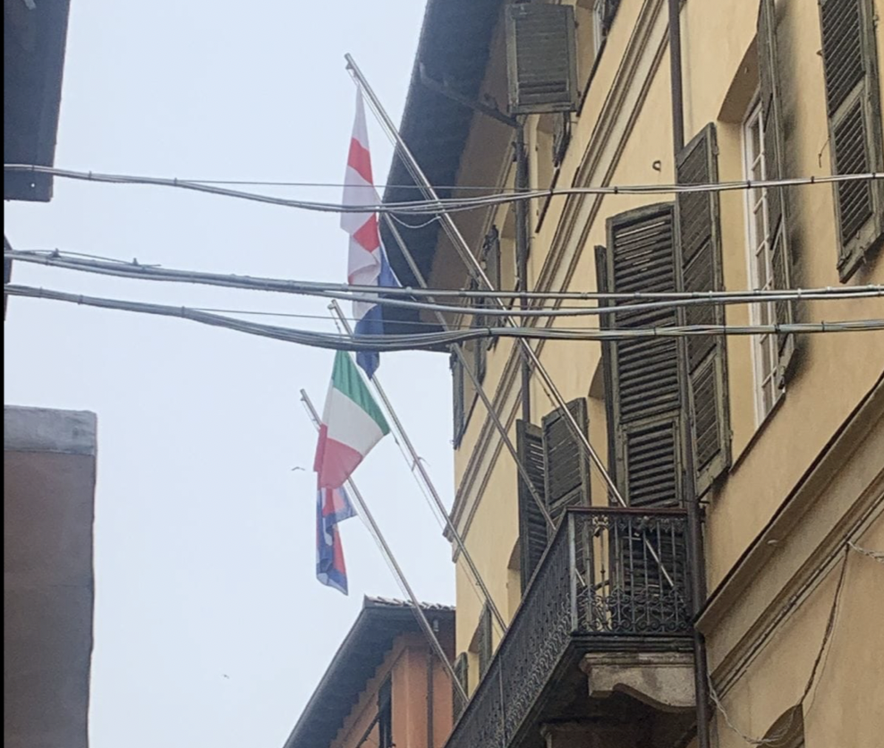 Morte Berlusconi, è polemica a Novi per le bandiere in comune