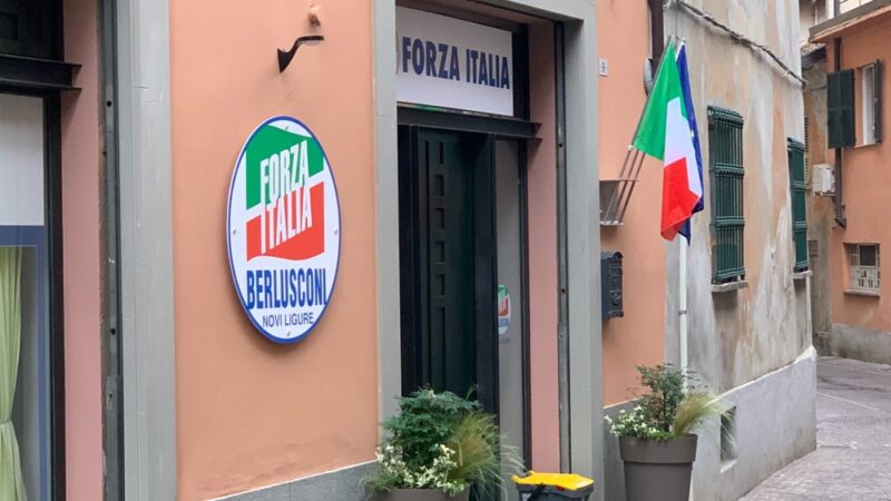 Infuria la polemica sulle bandiere a mezz’asta, ma nella sede novese di Forza Italia… 